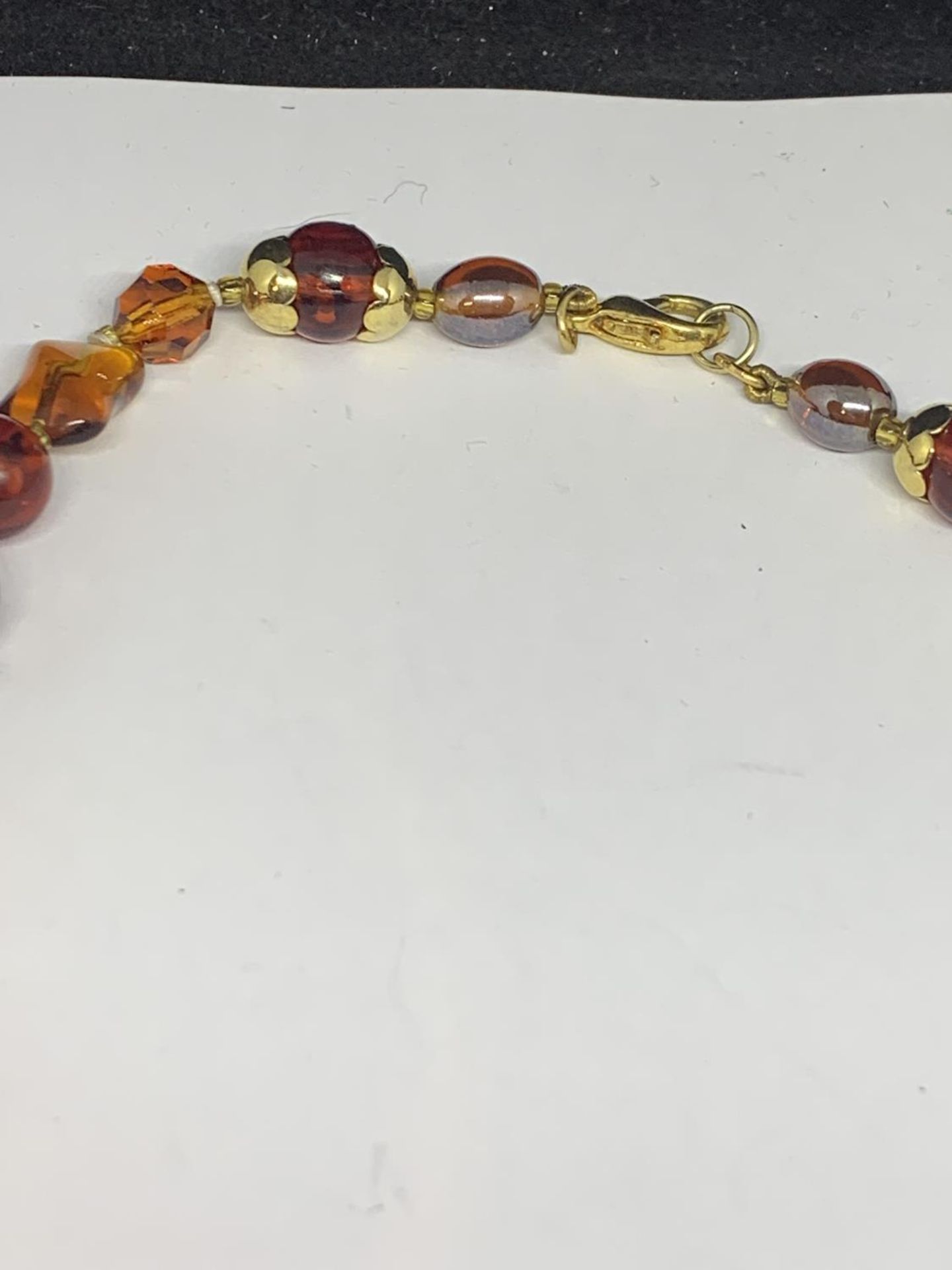 AN AMBER NECKLACE - Image 3 of 3