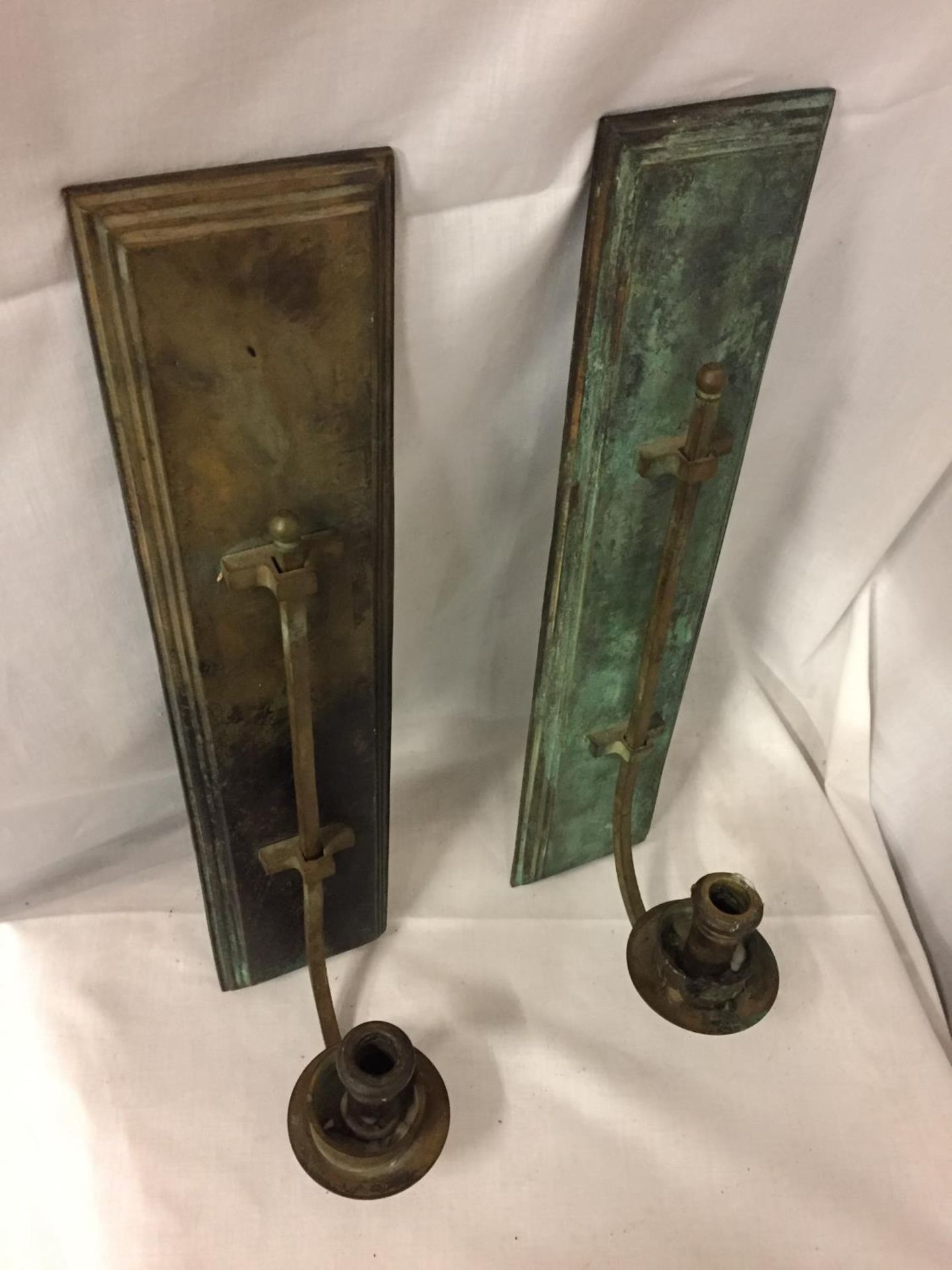 A PAIR OF 19TH CENTURY ADJUSTABLE BRASS CANDLE SCONCES 45CM X 60CM - Image 3 of 4