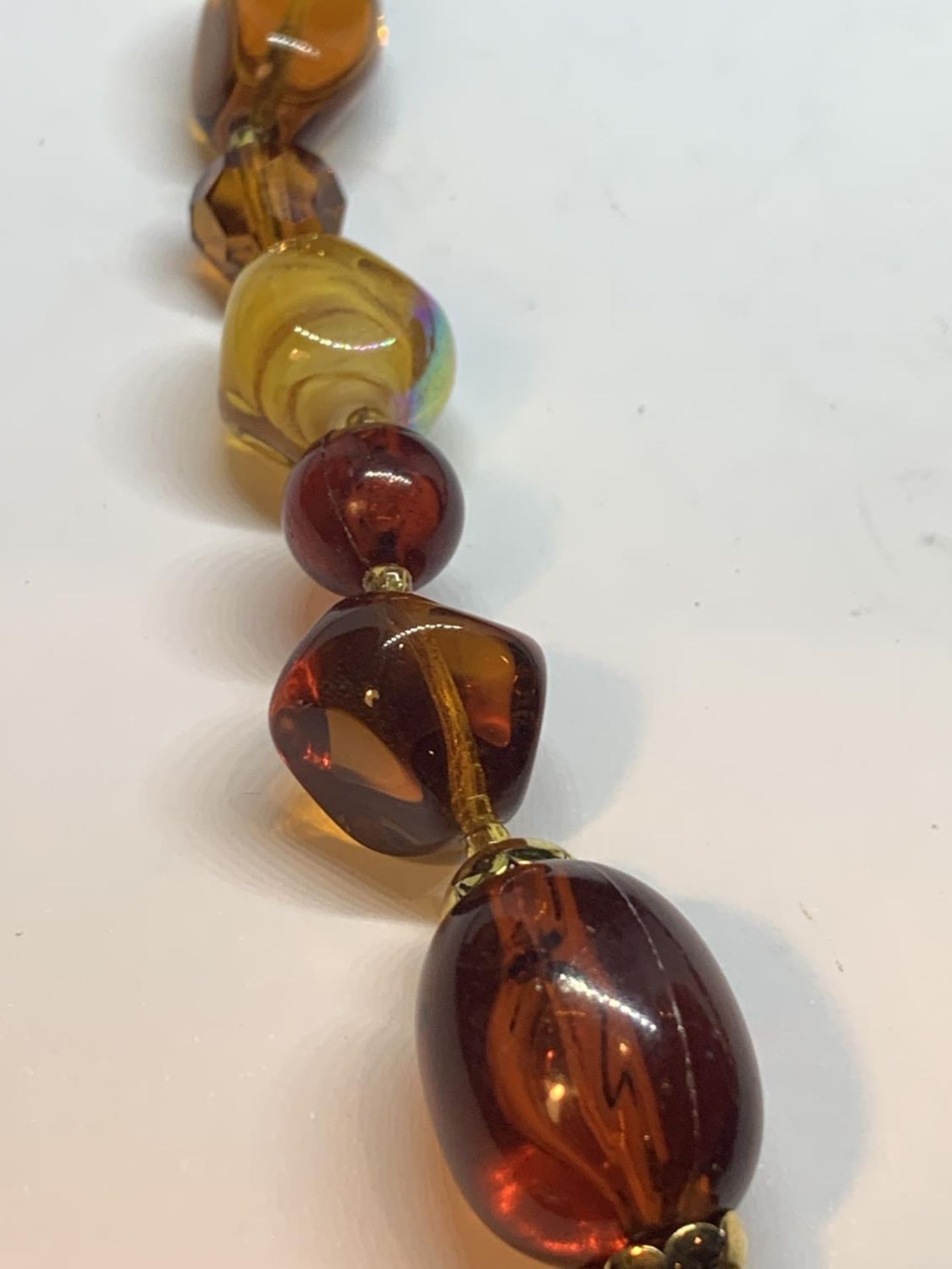 AN AMBER NECKLACE - Image 2 of 3