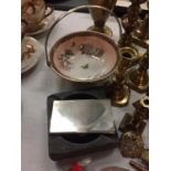 AN ASSORTMENT OF COLLECTABLE BRASS, SILVER PLATE AND PEWTER ITEMS TO INCLUDE GOBLETS, CANDLESTICKS