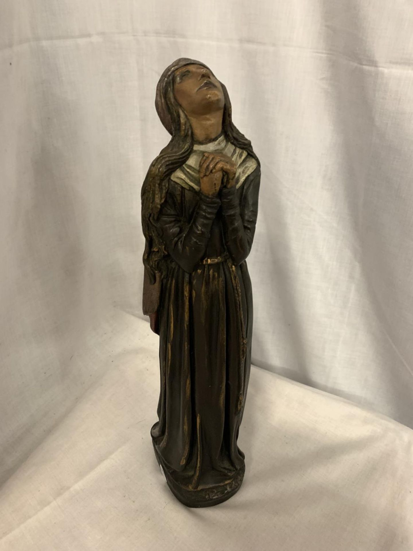 A CERAMIC FIGURE OF A LADY IN PRAYER HEIGHT APPROX 41CM