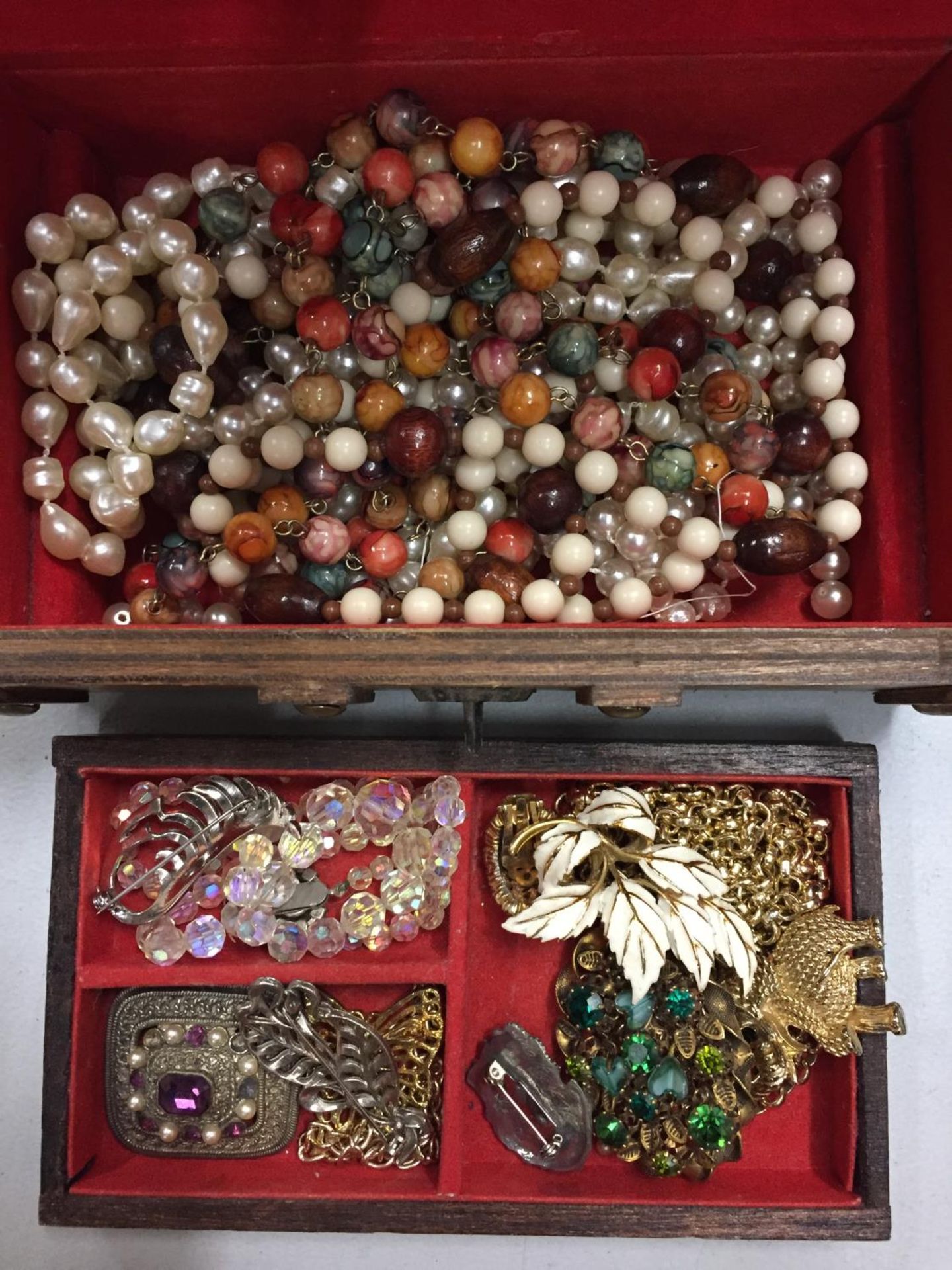 A TREEN BOX IN THE FORM OF A TREASURE CHEST CONTAINING VINTAGE COSTUME JEWELLERY TO INCLUDE - Image 2 of 4