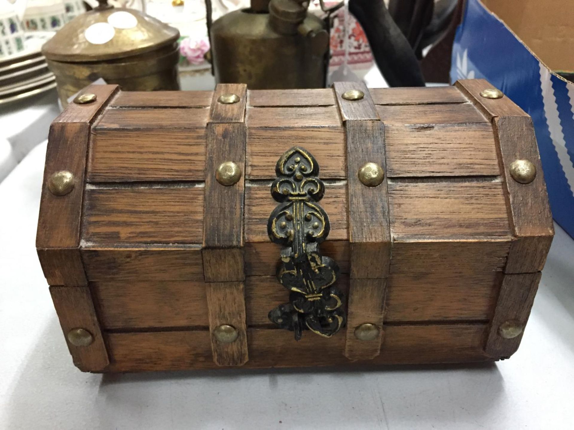 A TREEN BOX IN THE FORM OF A TREASURE CHEST CONTAINING VINTAGE COSTUME JEWELLERY TO INCLUDE - Image 4 of 4