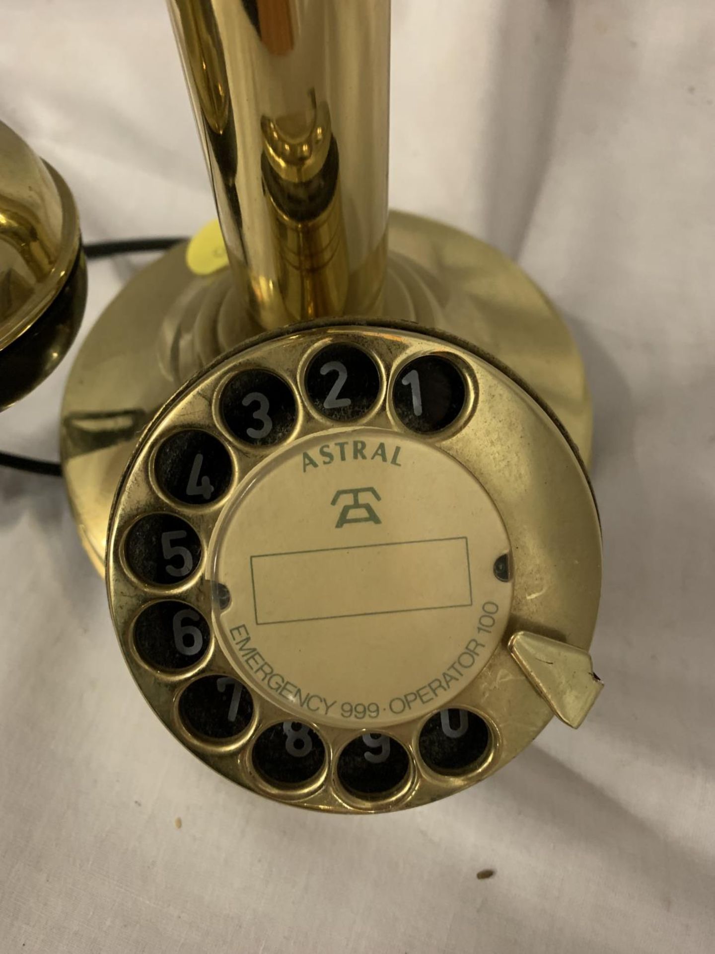 A BRASS VINTAGE STYLE TELEPHONE - Image 4 of 4