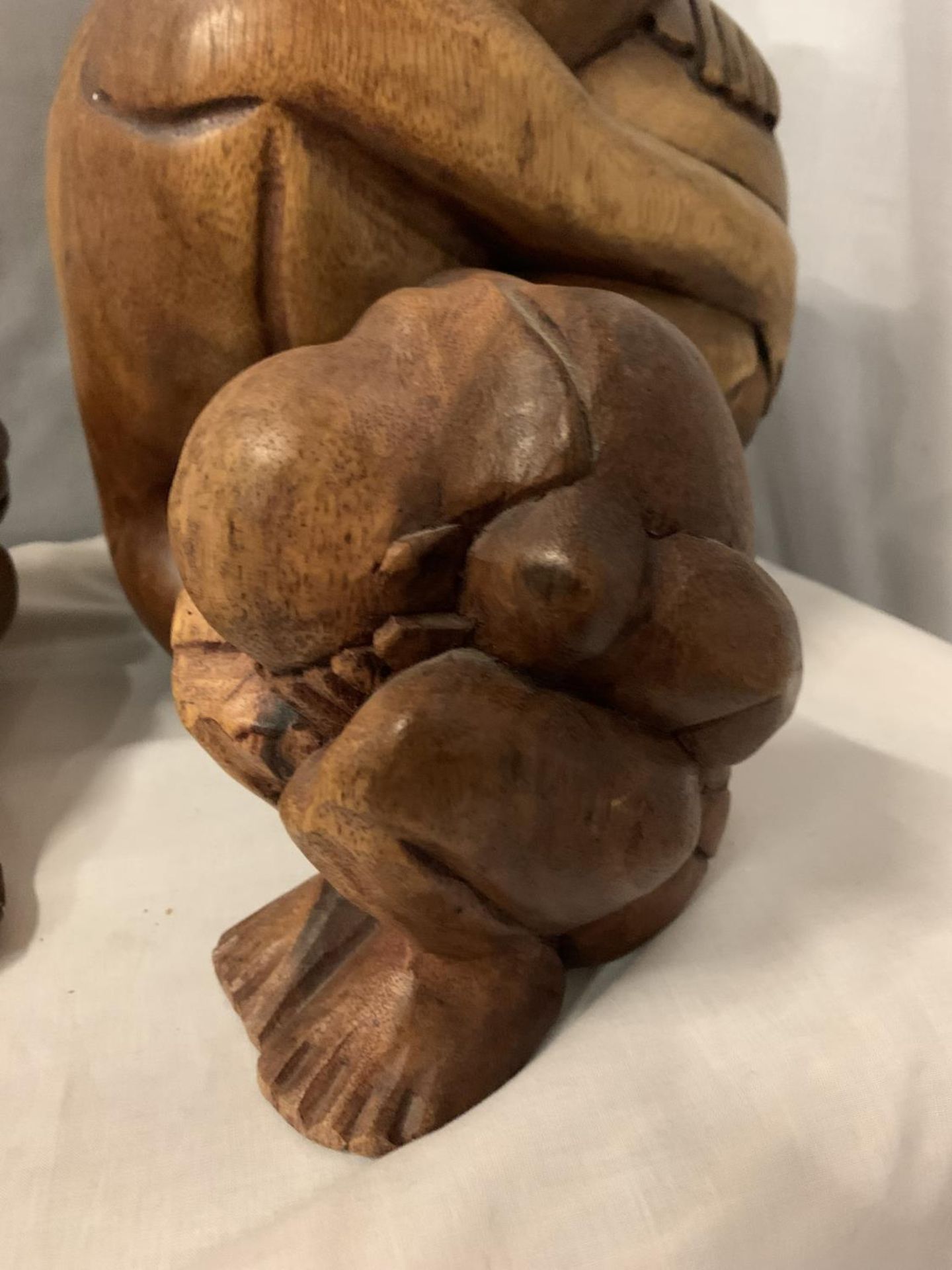 A SET OF THREE CARVED WOODEN FIGURES, ONE OF AN EMBRACING COUPLE, TWO INDIVIDUAL FIGURES - Image 2 of 5