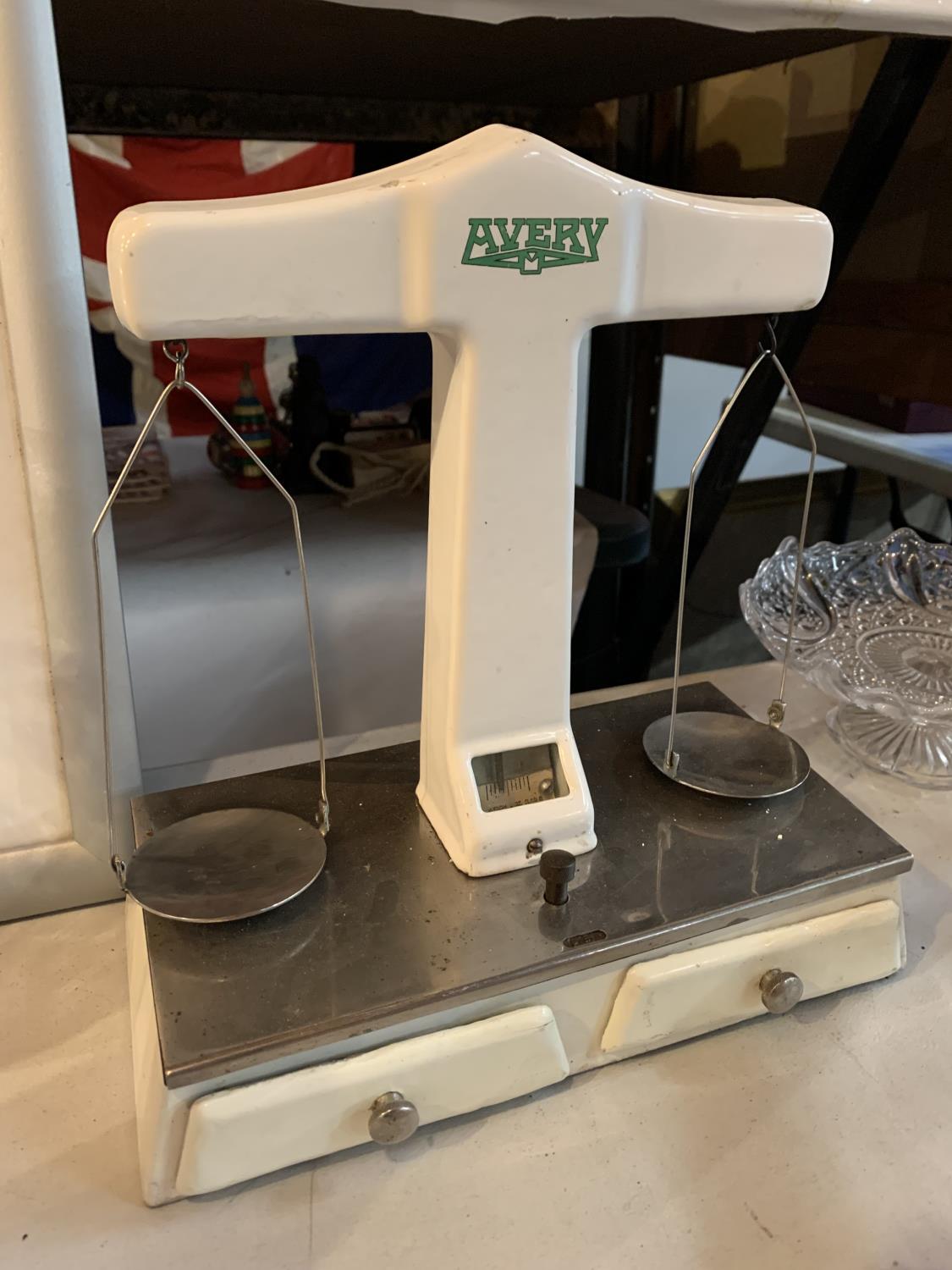 A SET OF VINTAGE AVERY SCALES WITH DRAWERS TO THE FRONT