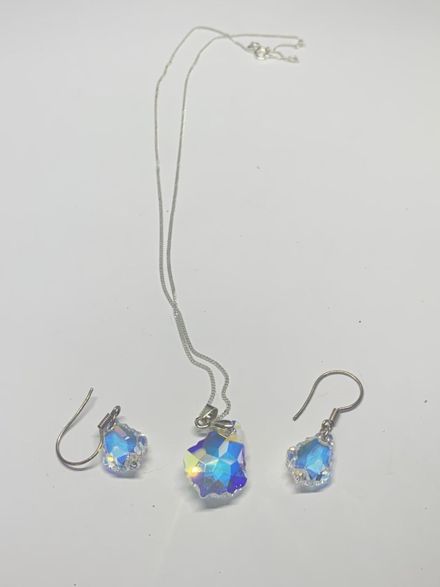 A SILVER NECKLACE AND CRYSTAL PENDANT WITH MATCHING EARRINGS IN A PRESENTATION BOX