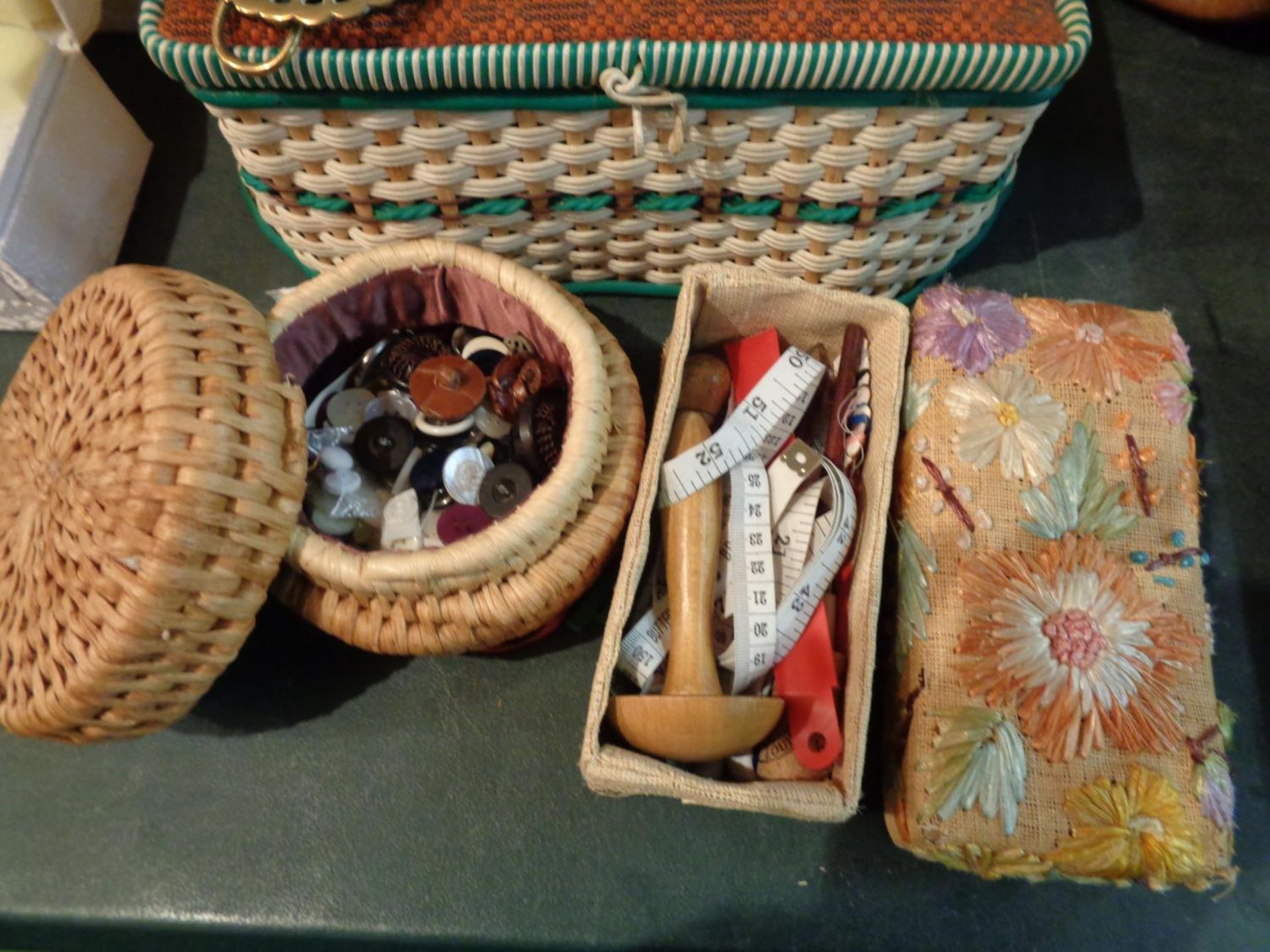 A PAIR OF RETRO SEWING BASKETS AND CONTENTS WITHIN, A WICKER LIDDED BOX CONTAINING A LARGE - Image 5 of 5