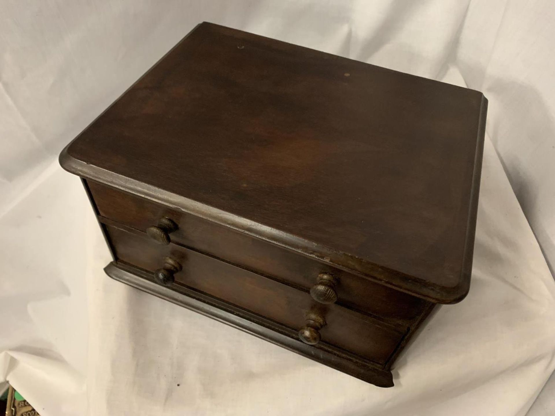 AN OAK TABLE TOP TWO DRAWER CHEST - Image 5 of 5