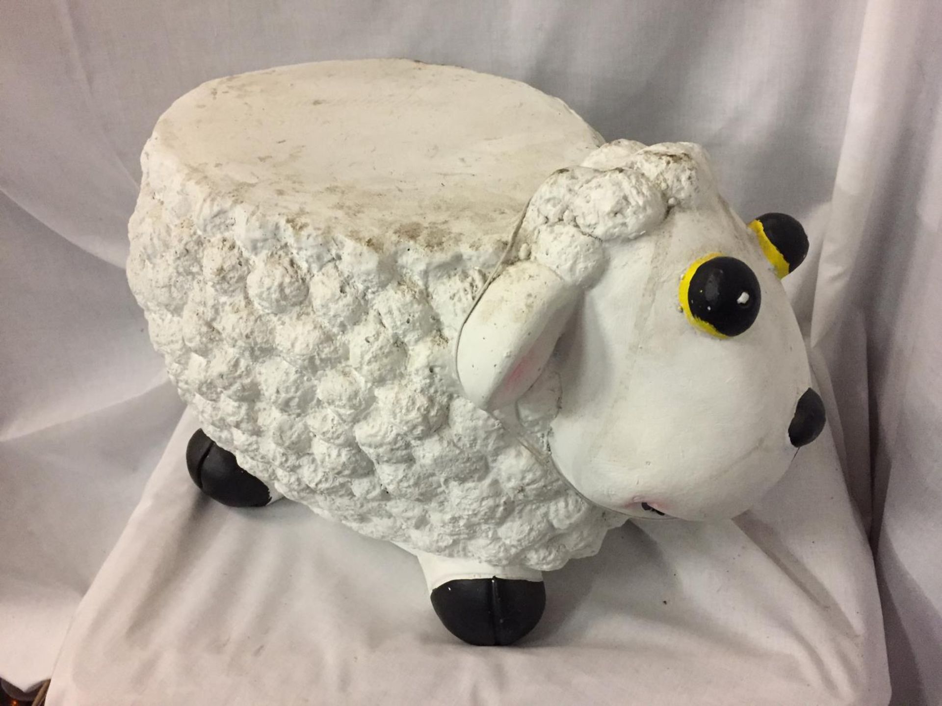 A WHITE AND DECORATIVE CERAMIC SHEEP STOOL - Image 3 of 3