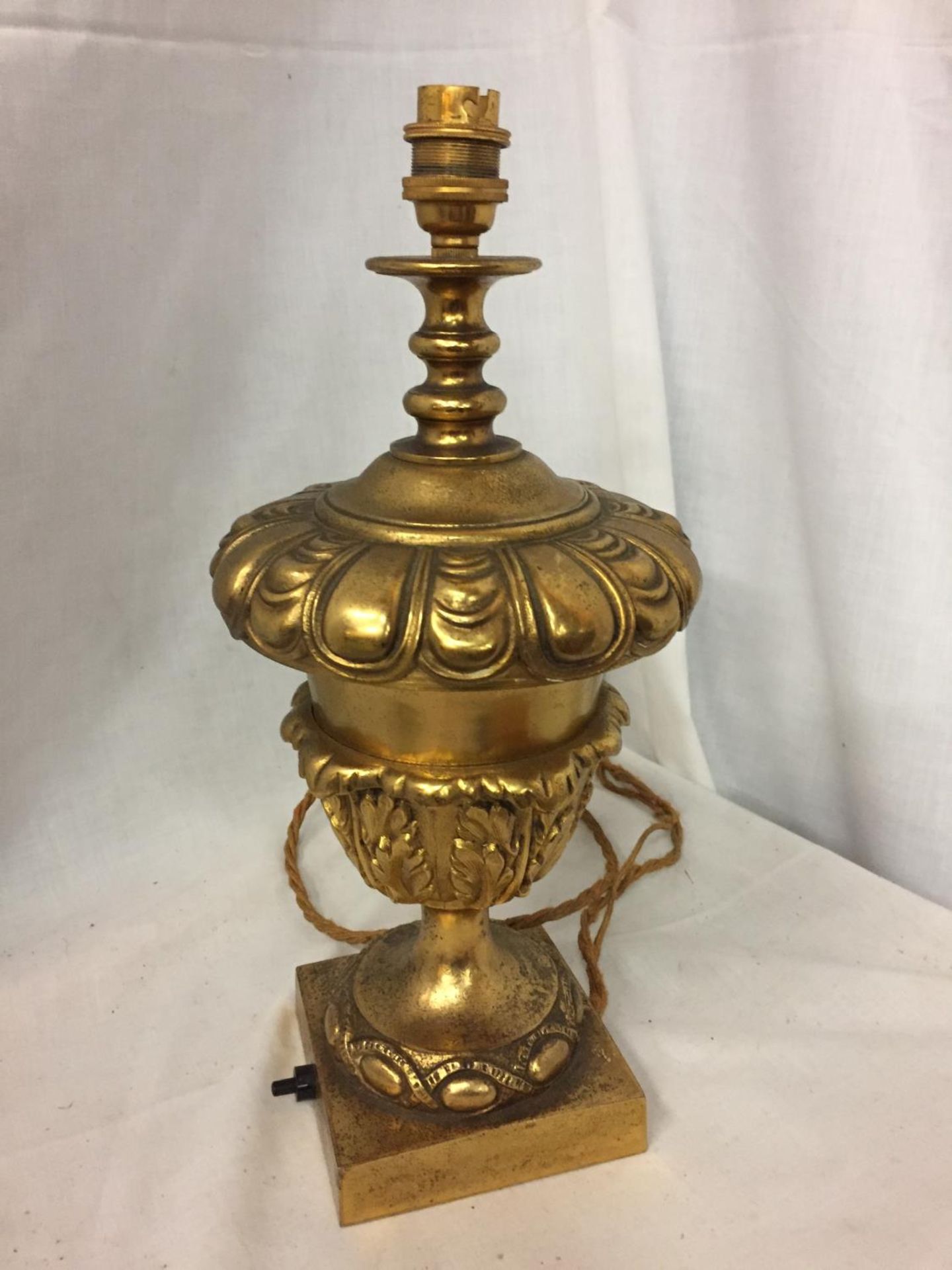 A DECORATIVE NEO CLASSICAL STYLE GILDED BRASS TABLE LAMP, HEIGHT APPROX 37CM, DIAMETER OF WIDEST