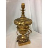 A DECORATIVE NEO CLASSICAL STYLE GILDED BRASS TABLE LAMP, HEIGHT APPROX 37CM, DIAMETER OF WIDEST