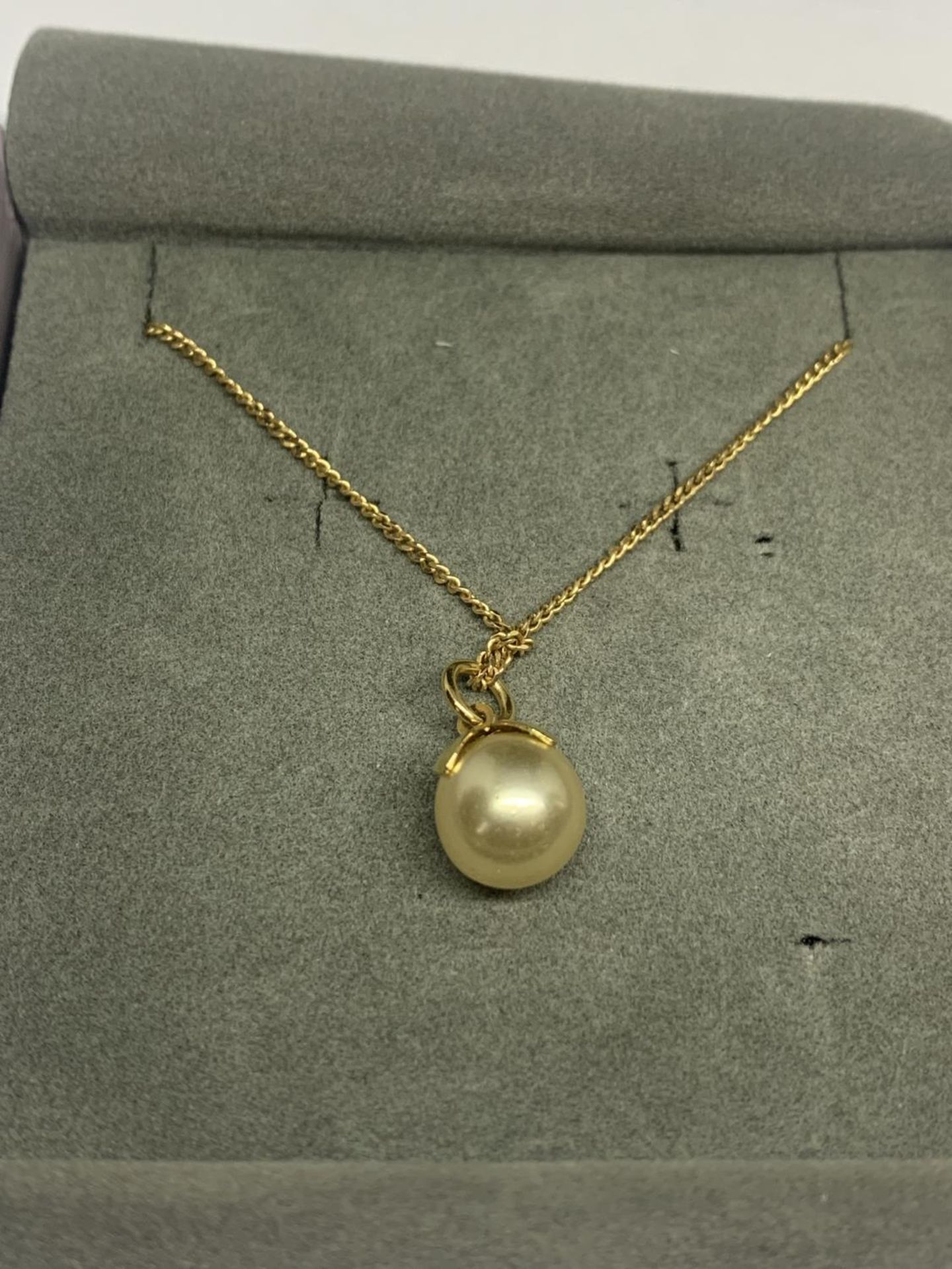 A 9 CARAT GOLD NECKLACE WITH A PEARL PENDANT IN A PRESENTATION BOX - Image 2 of 2
