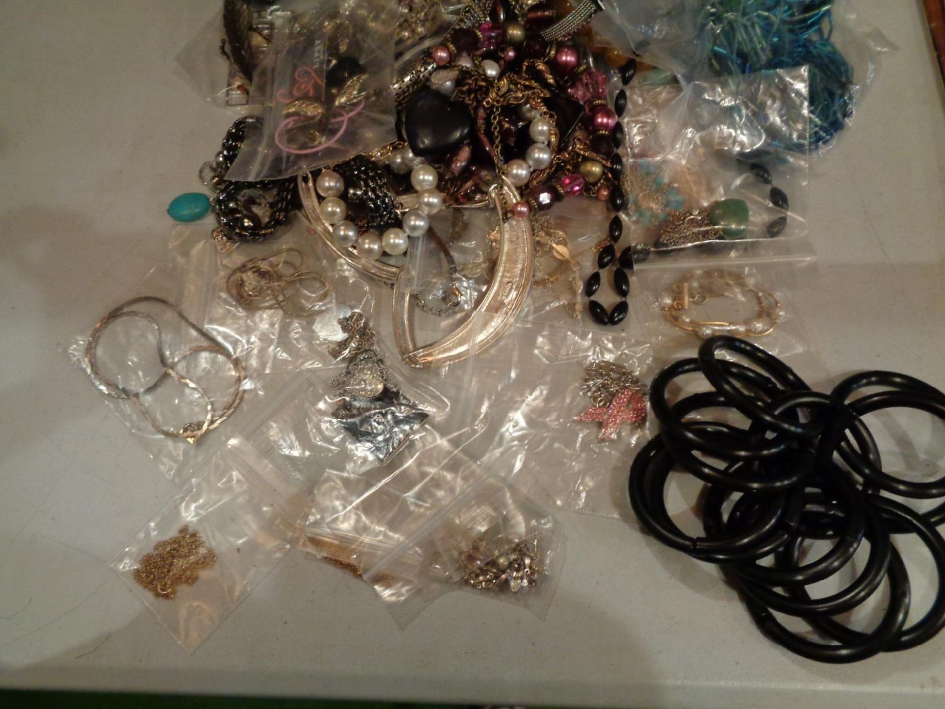 A SELECTION OF JEWELLERY TO INCLUDE NECKLACES, BEADED NECKLACES, PENDANS ETC - Image 2 of 4