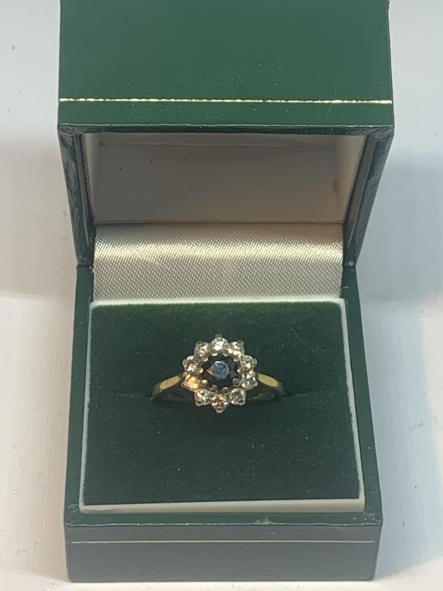 AN 18 CARAT GOLD RING WITH A CENTRE SAPPHIRE SURROUNDED BY DIAMONDS SIZE L IN A PRESENTATION BOX - Image 2 of 4