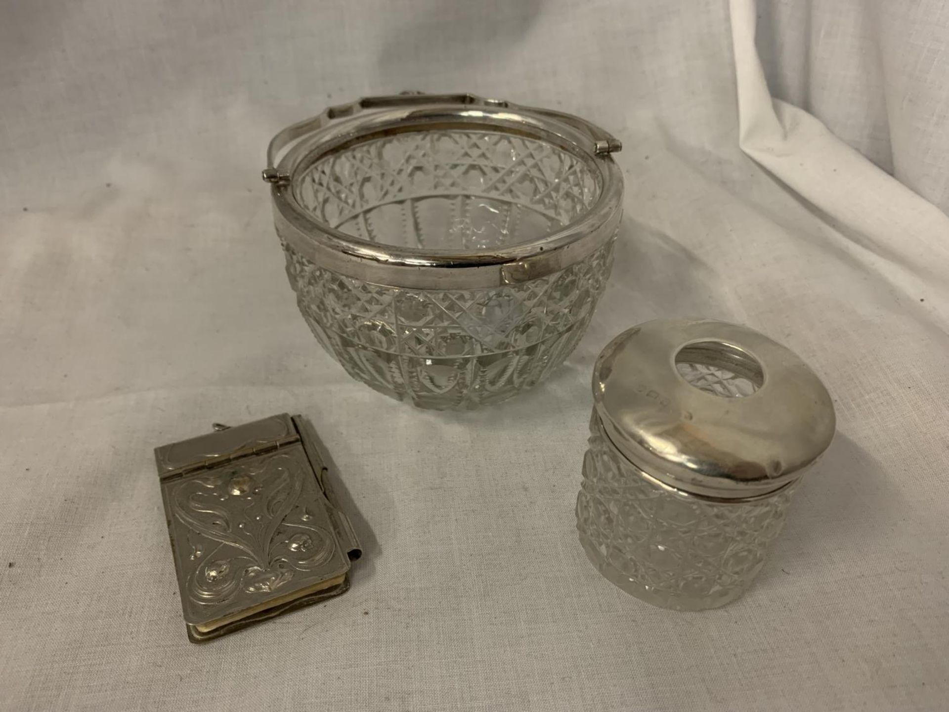 THREE ITEMS TO INCLUDE A SILVER HANDLED BIRMINGHAM HALLMARKED GLASS BON BON DISH, A BIRMINGHAM