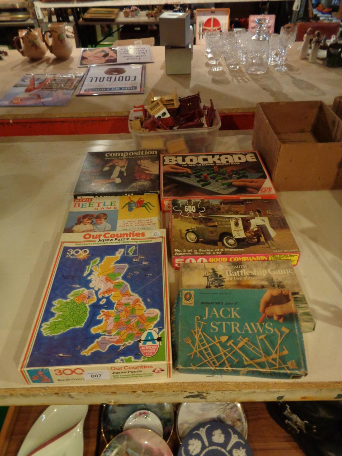 VINTAGE CHILDREN'S GAMES TO INCLUDE JACK STRAWS, BEETLE, BATTLESHIPS AND DOLL'S HOUSE FURNITURE