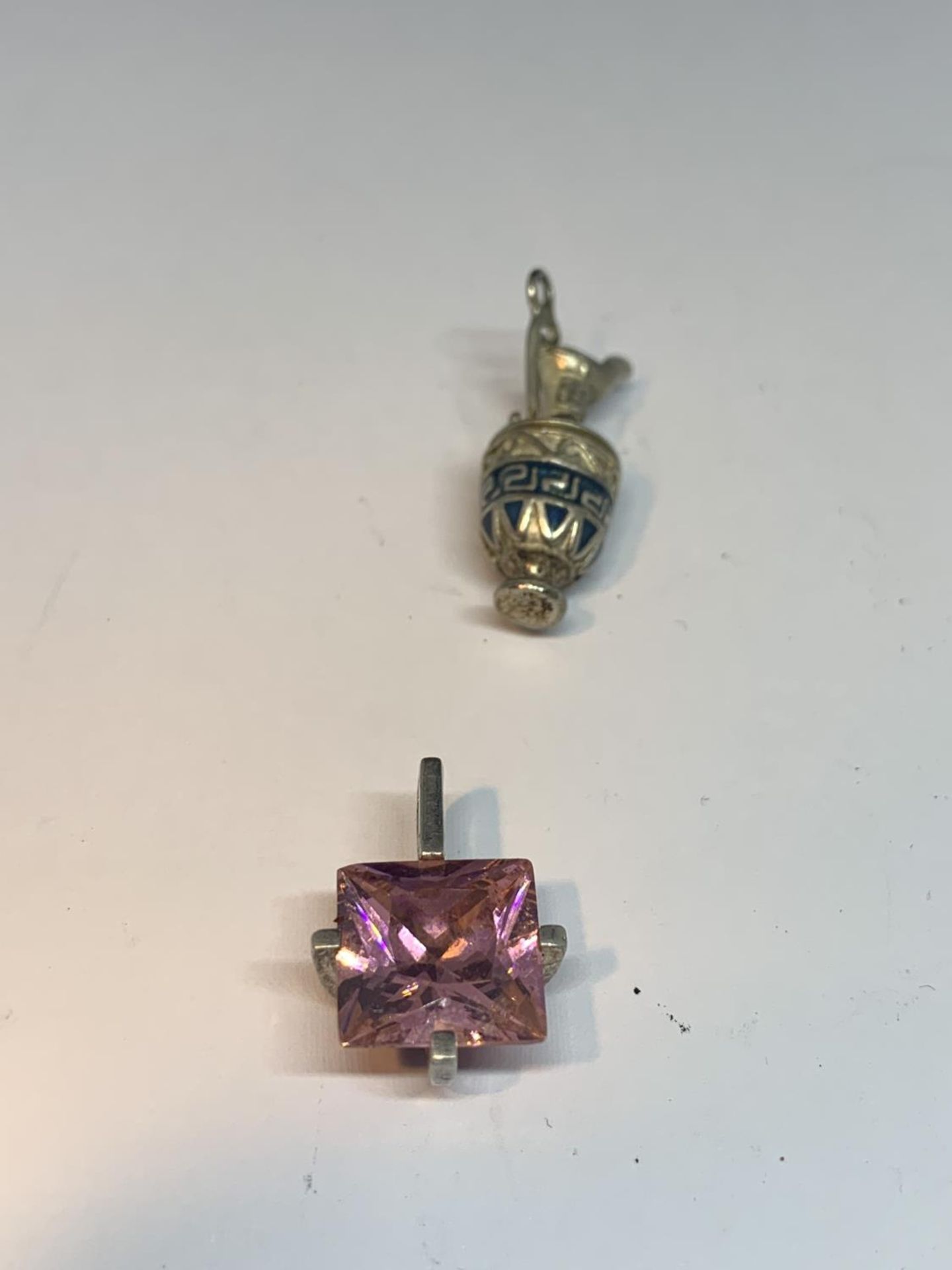 SIX SILVER PENDANTS TO INCLUDE A PINK STONE, MALTESE CROSS, EWER, CLEAR STONE ETC - Image 2 of 4