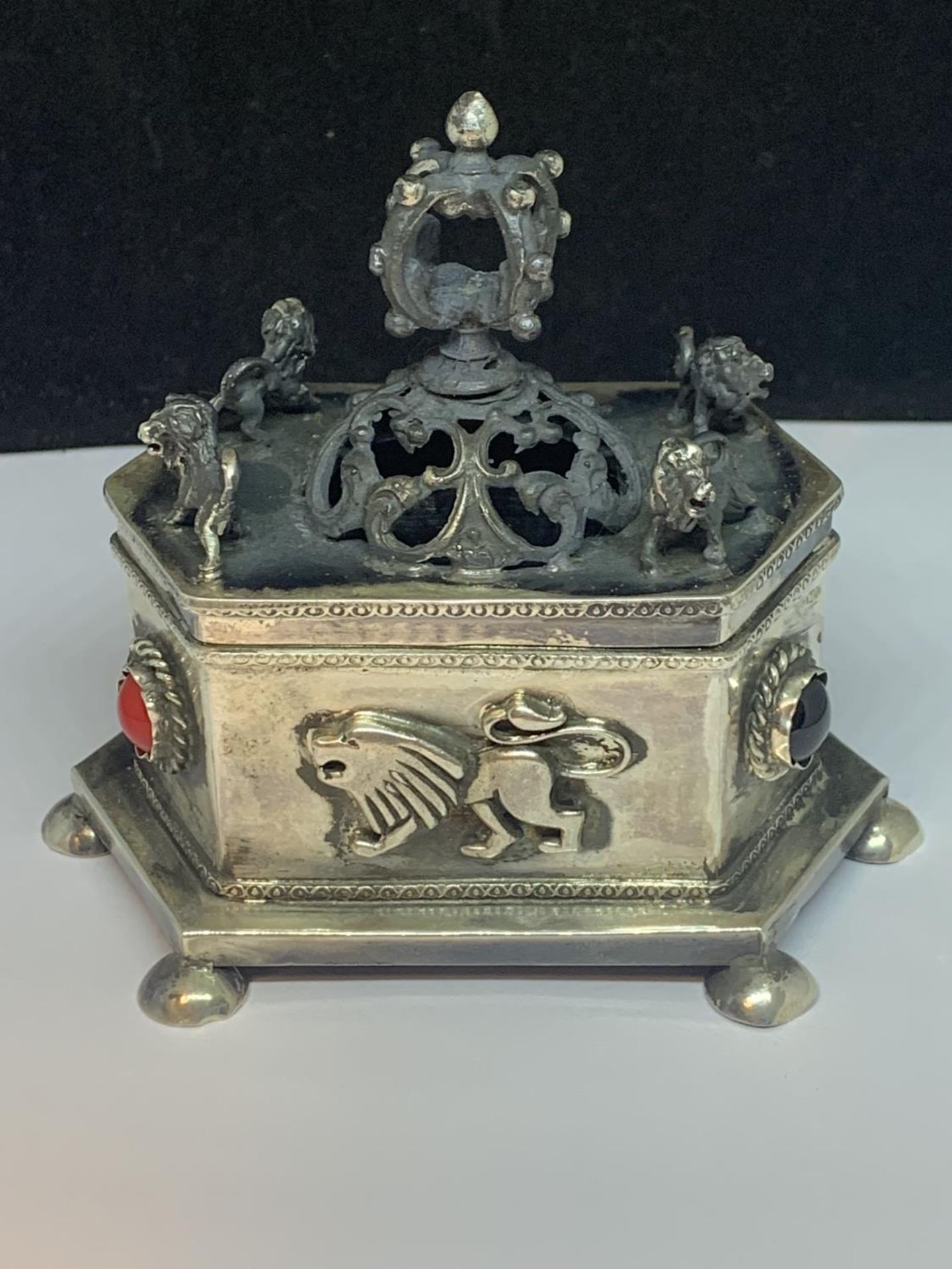 A HIGHLY DECORATIVE RUSSIAN MARKED SILVER SIX SIDED AND LIDDED JUDICA BOX WITH LID FEATURING FOUR