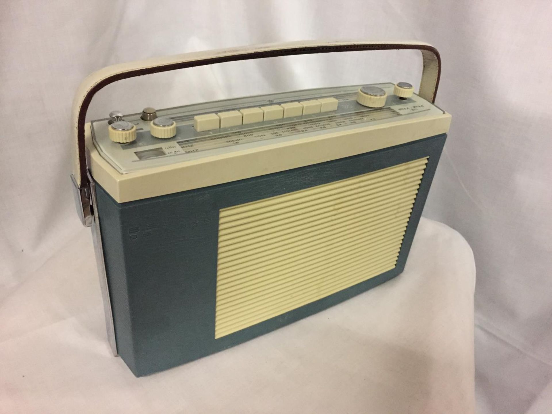 A RETRO BANG AND OLUFSEN RADIO IN A CREAM AND BLUE COLOUR - Image 4 of 5