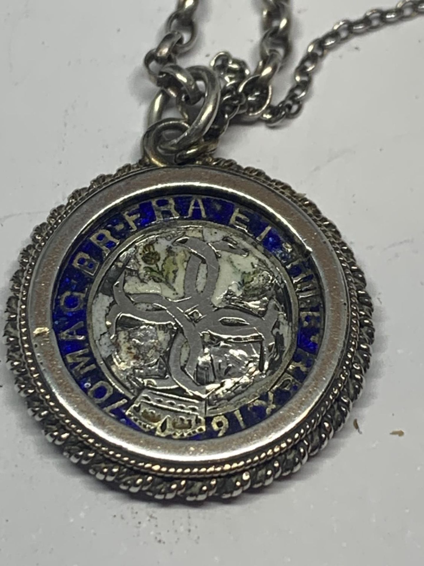 A SILVER GEORGE III FOUR PENCE IN A MOUNT ON A CHAIN WITH A PRESENTATION BOX - Image 2 of 3