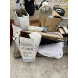 AN ASSORTMENT OF HOUSEHOLD CLEARANCE ITEMS TO INCLUDE CERAMICS AND LAMPS ETC