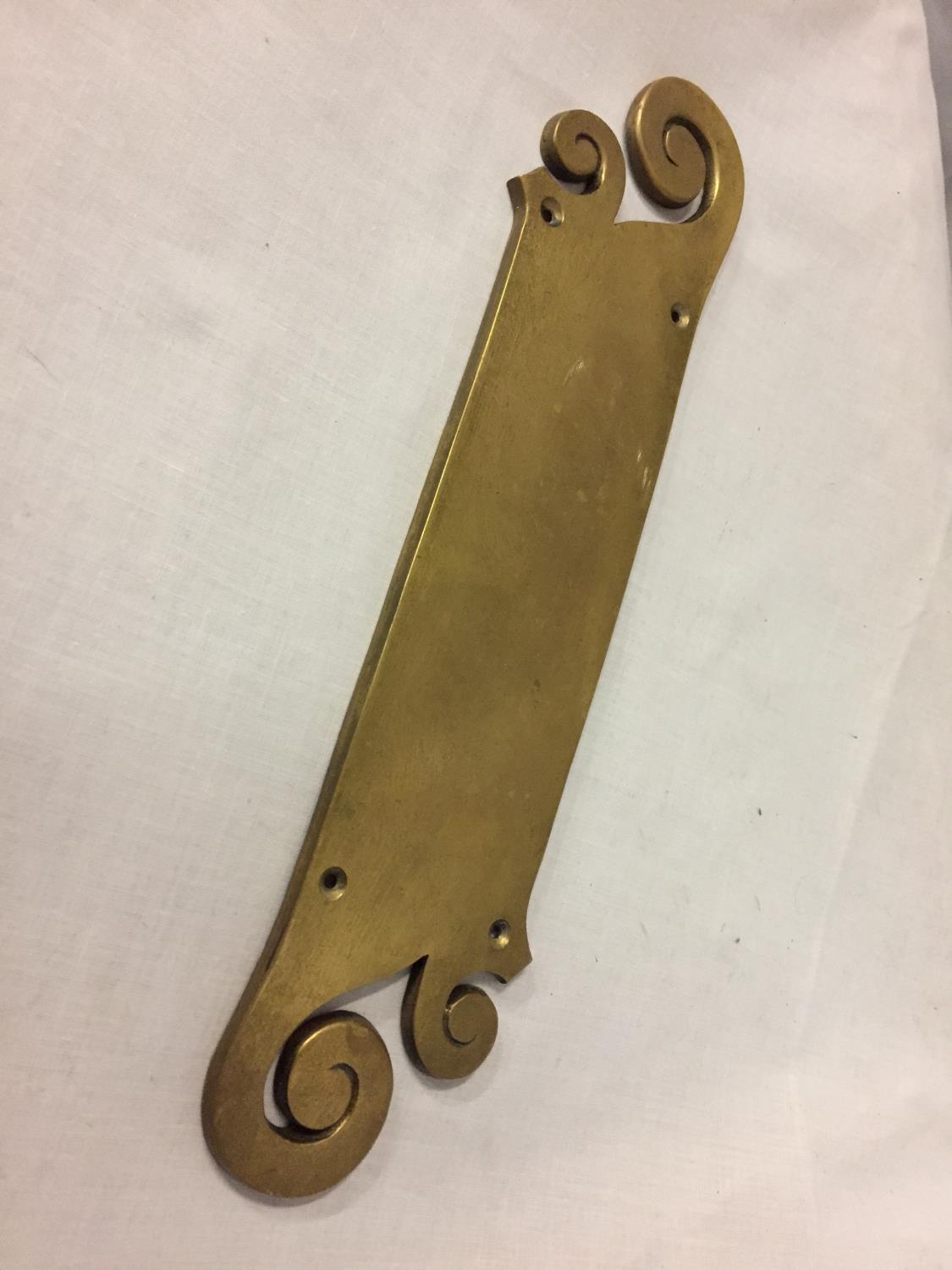 A BRASS DOOR FINGER PLATE LENGTH 13 INCHES/33CM - Image 2 of 2