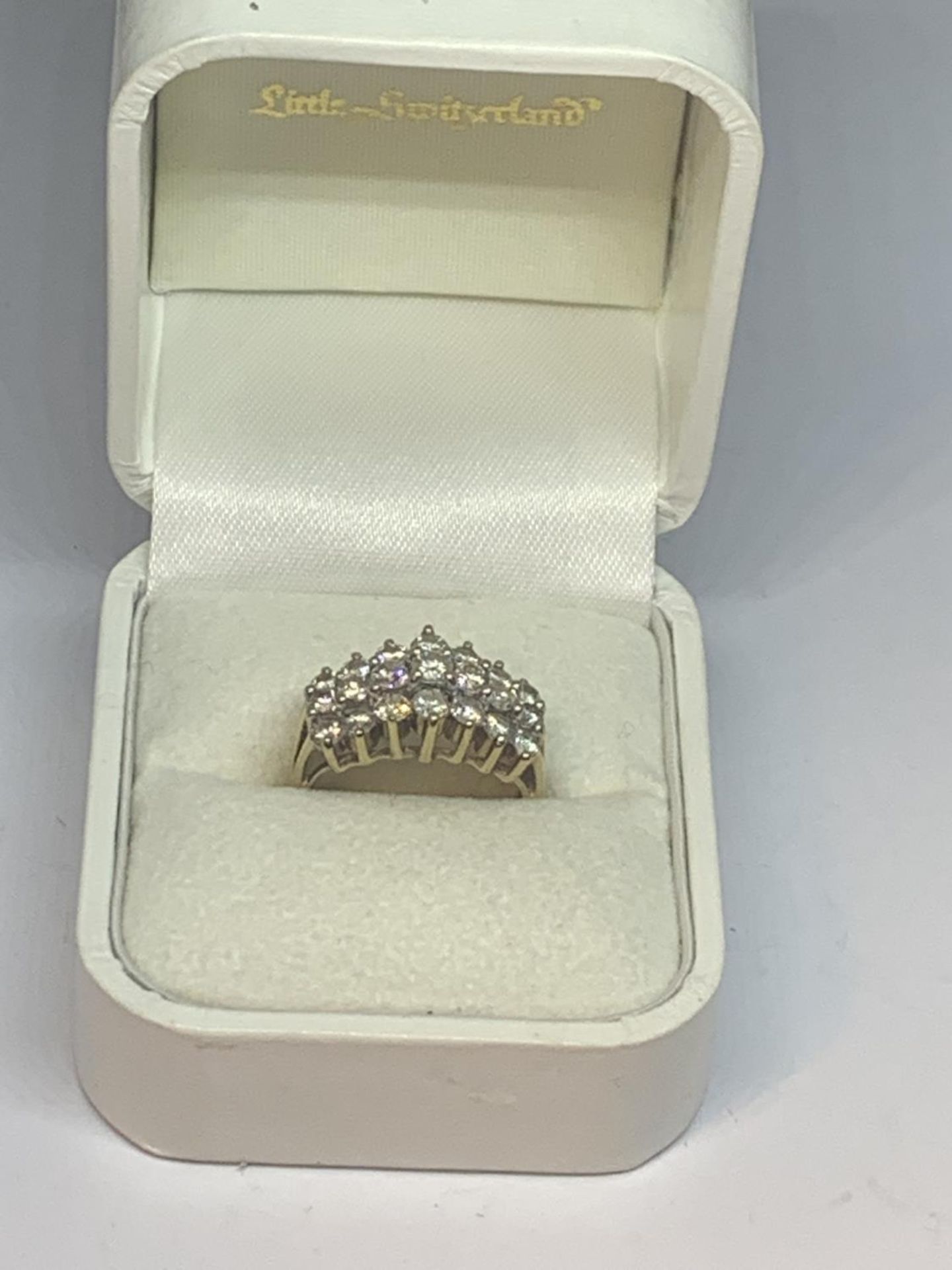 A 9 CARAT GOLD RING WITH 1.5 CARAT MADE UP OF 21 DIAMONDS SIZE N IN A PRESENTATION BOX - Image 5 of 5