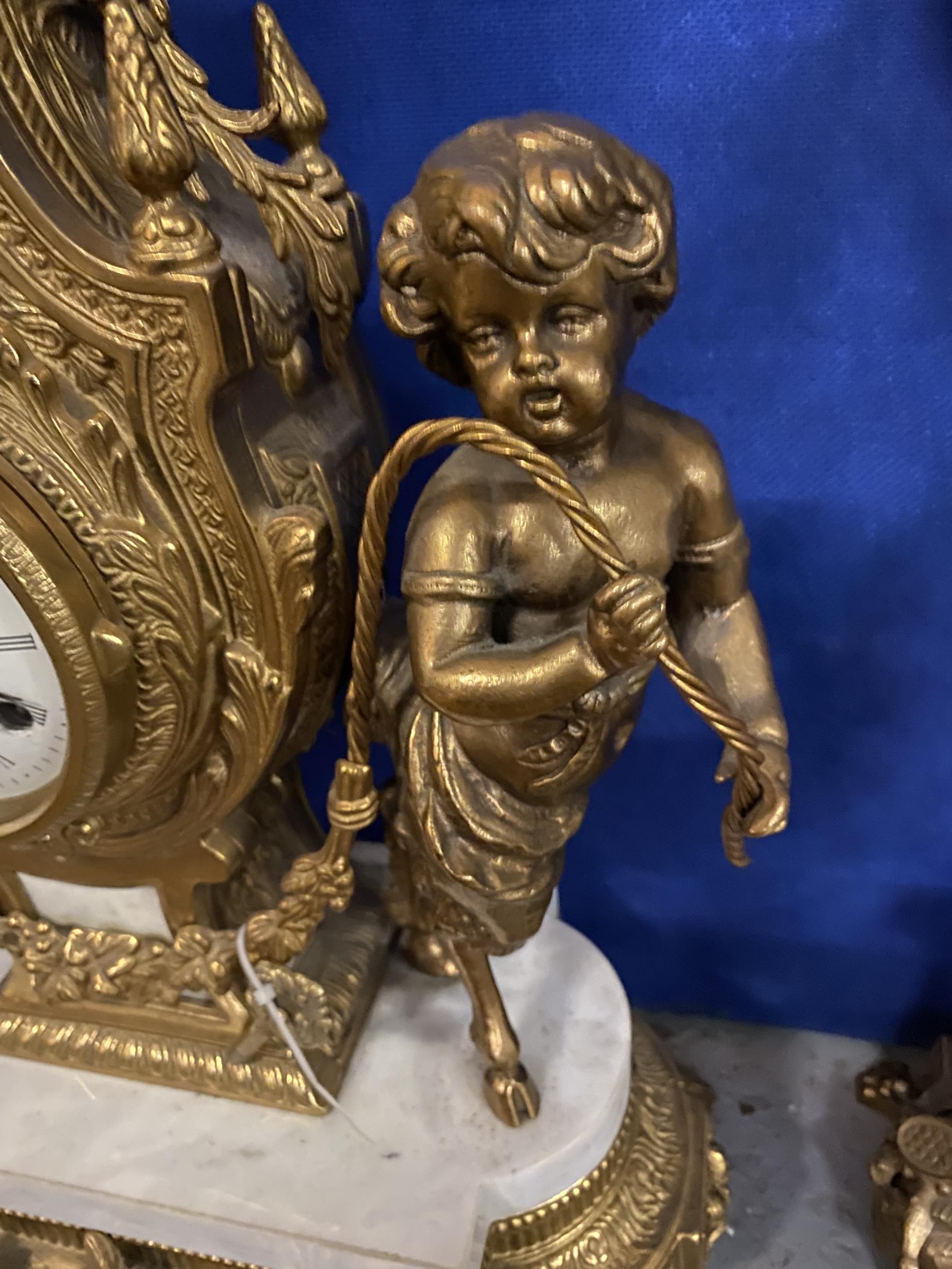 AN ORNATE IMPERIAL FRENCH GILT MANTLE CLOCK ON A MARBLE AND GILT BASE WITH CHERUB FAWN DECORATION - Image 4 of 10