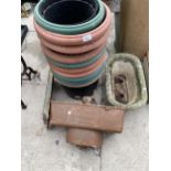 AN ASSORTMENT OF GARDEN ITEMS TO INCLUDE A RECONSTITUTED STIONE PLANTER, AND PLASTIC PLANT POTS ETC