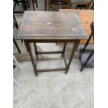 AN EARLY 20TH CENTURY OAK SIDE TABLE WITH BARLEYTWIST SUPPORTS