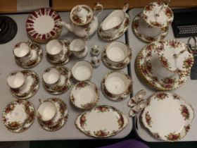 FORTY SEVEN PIECES OF ROYAL ALBERT OLD COUNTRY ROSES TO INCLUDE A TEA SET, DINNER PLATES, CAKE TRAYS