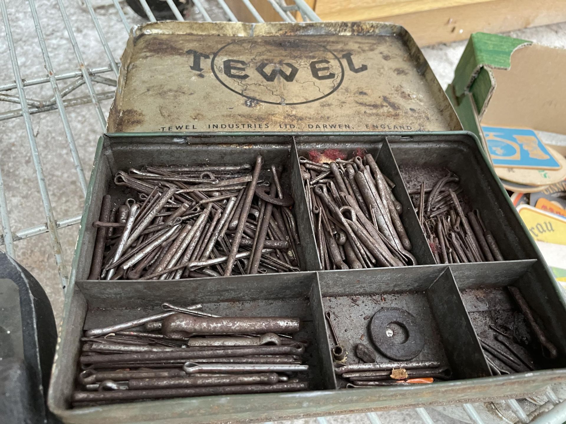 A VINTAGE HEAVY METAL HOLE PUNCH AND A TIN OF SPLIT PINS - Image 2 of 3