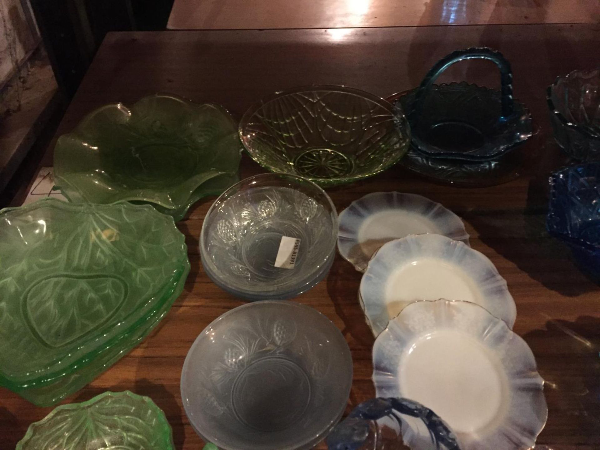 A LARGE AMOUNT OF GLASSWARE TO INCLUDE LEAF SHAPED GREEN BOWLS, BLUE BASKETS, PLATES, ETC - Image 3 of 4