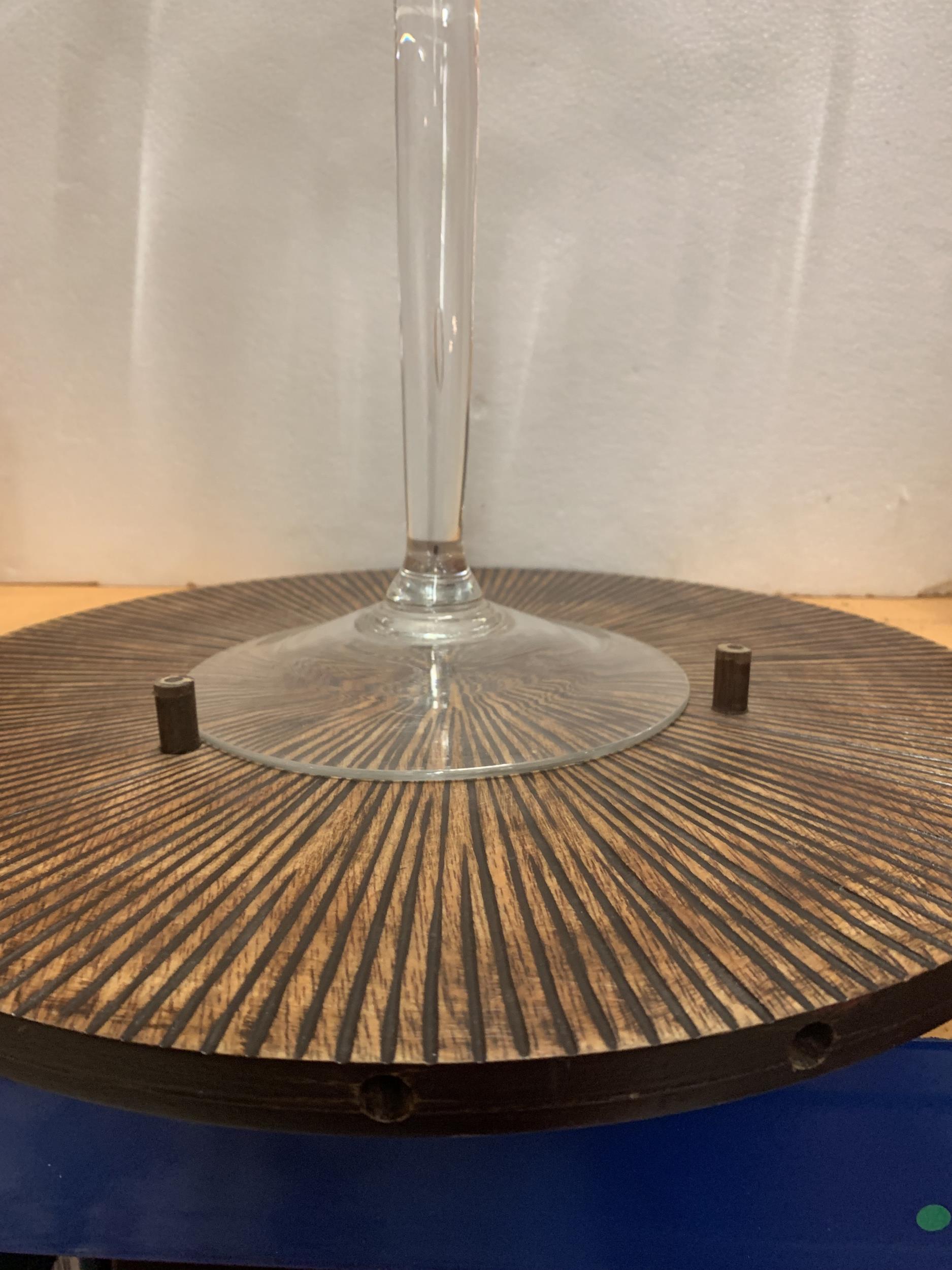 A VERY LARGE STEMMED GLASS DISH 41CM TALL WITH A WOODEN STAND - Bild 2 aus 2