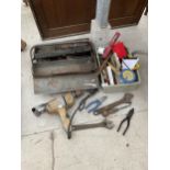 AN ASSORTMENT OF VINTAGE TOOLS TO INCLUDE A DRILL, CHISELS AND SCREW DRIVERS ETC