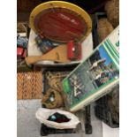 A QUANTITY OF VINTAGE TOYS TO INCLUDE A BAG OF MARBLES, ROPE QUOITS SET, A JOKARI SET (SIMILAR TO