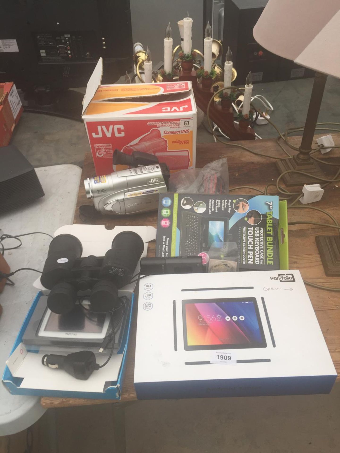 AN ASSORTMENT OF ITEMS TO INCLUDE A JVC CAMCORDER, BINOCULARS AND AN ANDROID TABLET