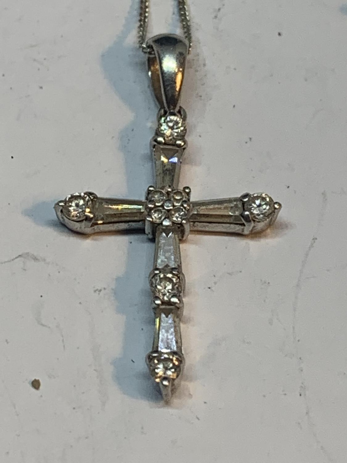 THREE MARKED SILVER NECKLACES WITH CROSS PENDANTS (ONE SILVER GILT) - Image 3 of 4