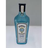 A 1 LITRE BOTTLE OF IMPORTED BOMBAY SAPPHIRE LONDON DRY GIN 47% VOL