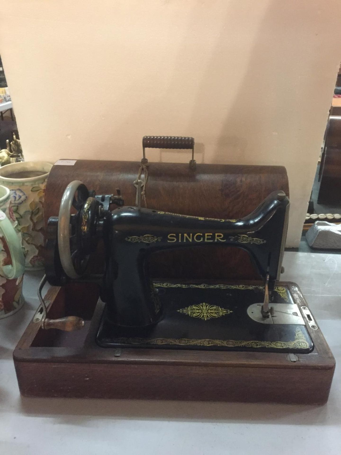 A VINTAGE CASED SINGER SEWING MACHINFE WITH THE KEY, REGISTRATION NUMBER Y7445733