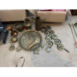AN ASSORTMENT OF BRASS AND COPPER ITEMS TO INCLUDE A ROUND BRASS TRAY, TWO COPPER JUGS, A BRASS