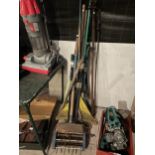 AN ASSORTMENT OF GARDEN TOOLS TO INCLUDE RAKES, SPADES AND A LAWN AIRATOR ETC