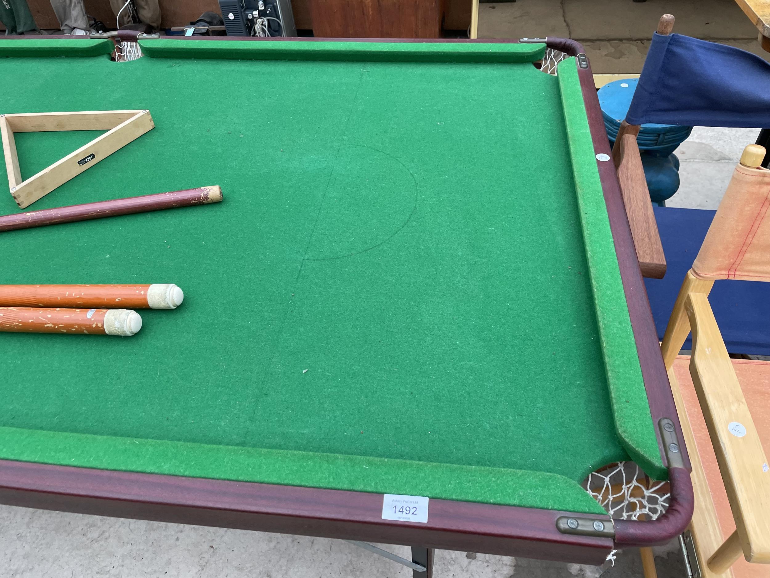 A FOLDING SNOOKER TABLE WITH THREE CUES, A TRINAGLE, SCORE BOARD AND A SET OF BALLS - Bild 2 aus 4