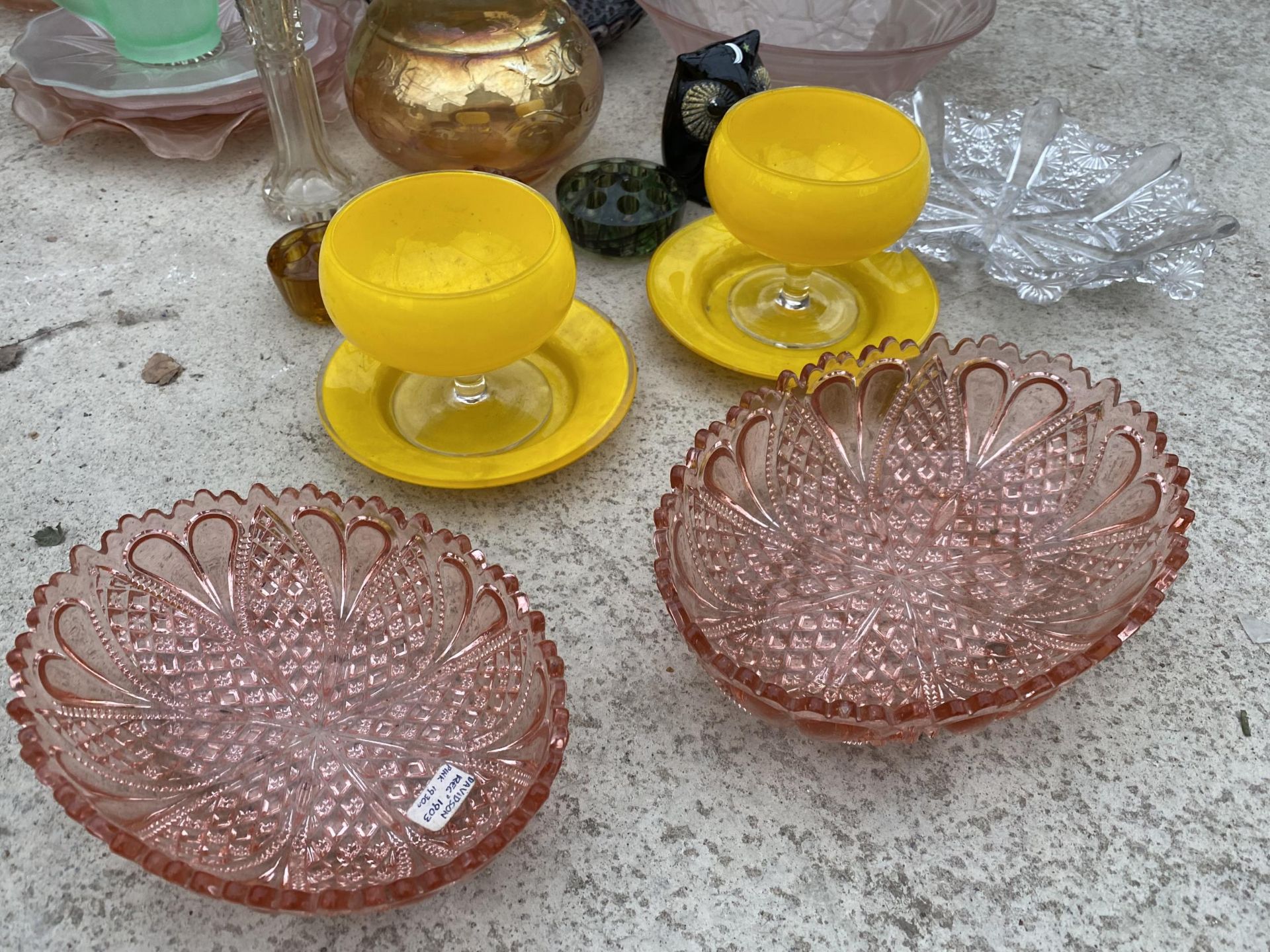 AN ASSORTMENT OF ITEMS TO INCLUDE COLOURED GLASS BOWLS, GLASSES AND PLATES ETC - Image 2 of 4