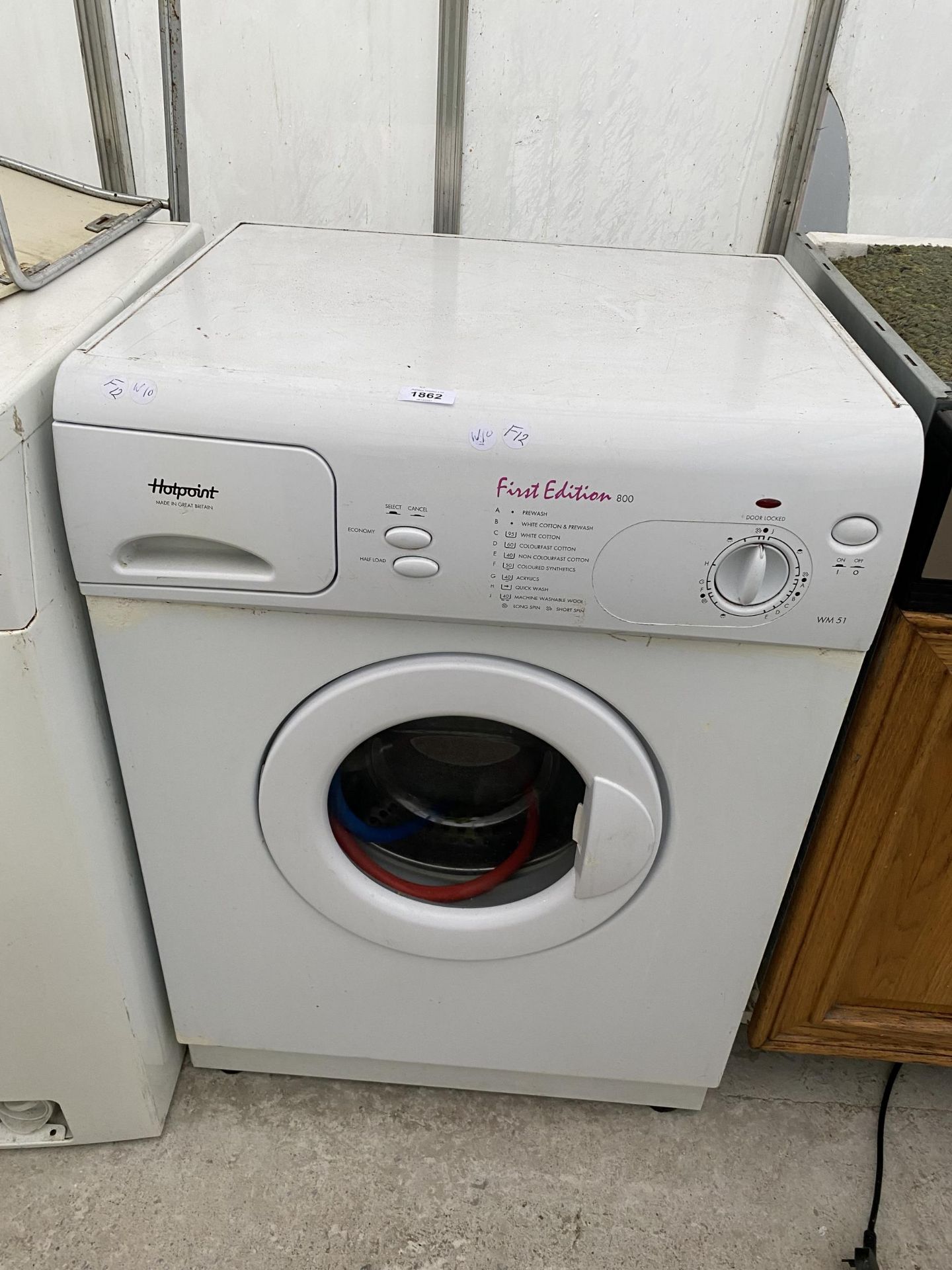 A WHITE HOTPOINT WASHING MACHINE (BELIEVED TO BE IN WORKING ORDER BUT NO GUARENTEE)