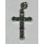 A MARKED SILVER CROSS PENDANT WITH GREEN STONE DETAIL