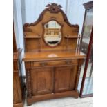 A VICTORIAN WALNUT CHIFFONIER WITH CARVED MIRROR-BACK, SINGLE DRAWER AND CUPBOARDS TO THE BASE,