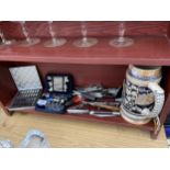 AN ASSORTMENT OF ITEMS TO INCLUDE A SMALL SOCKET SET, A CERAMIC TANKARD AND POCKET KNIVES ETC