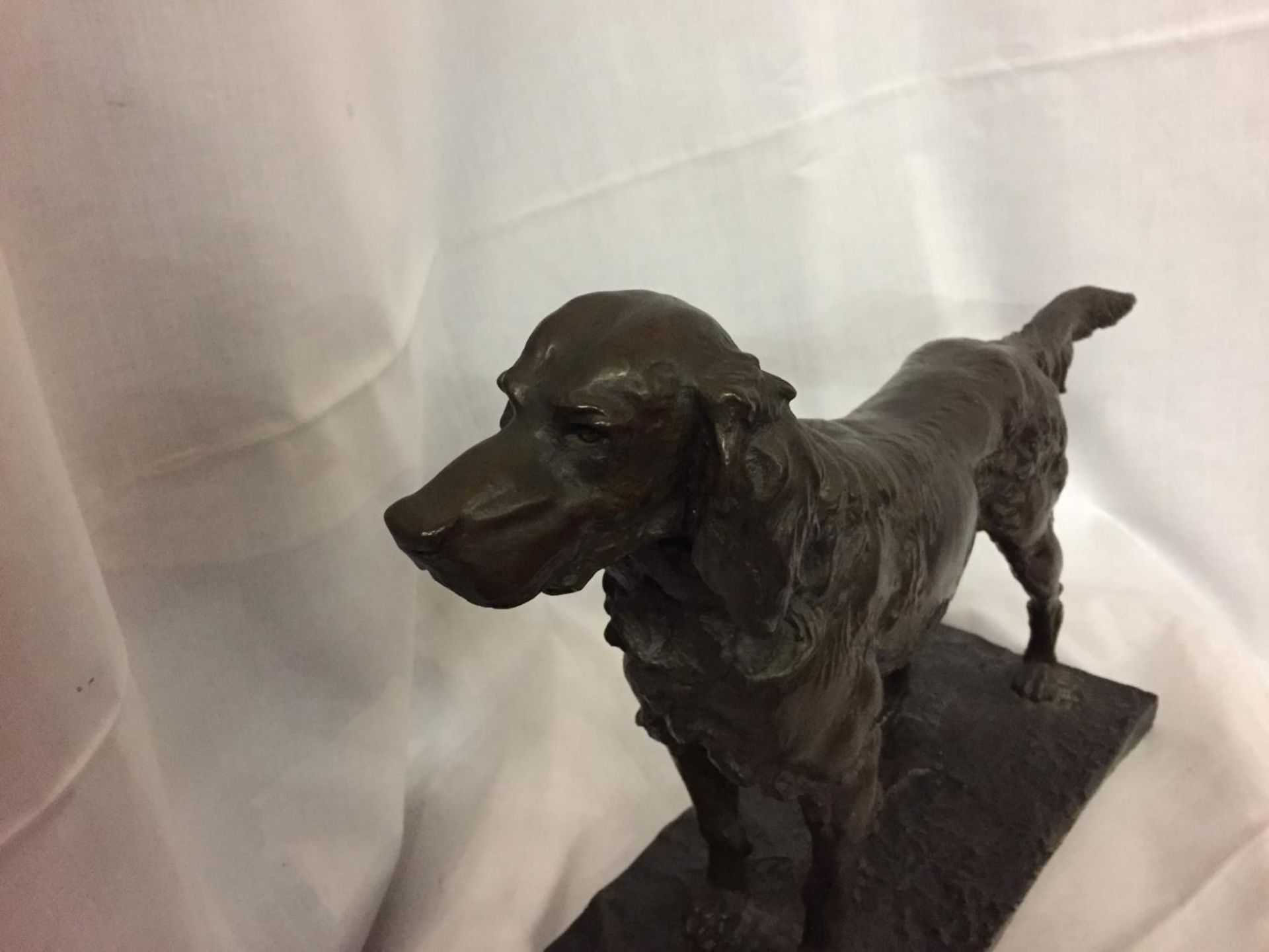 A BRONZE STYLE SCULPTURE OF A RETREIVER DOG. LENGTH 51CM, HEIGHT 35CM - Image 6 of 6